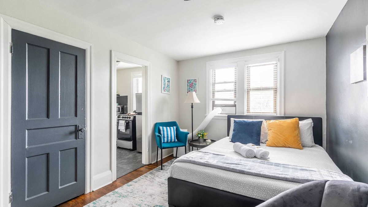 Hamilton Apartment | Modern Apartment with Kitchen on James St