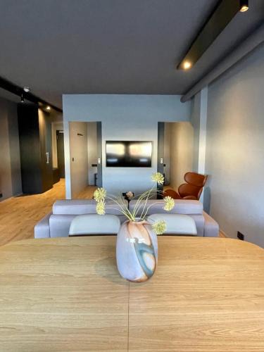 Oddeyrin Apartment | Modern Apartment With Hot Tub in Akureyri