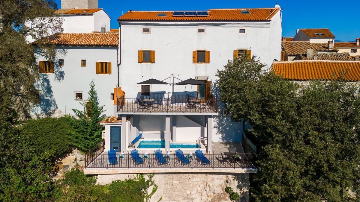 Pican Apartment | Modern apartment with panoramic views, pool - in the middle of the historic center