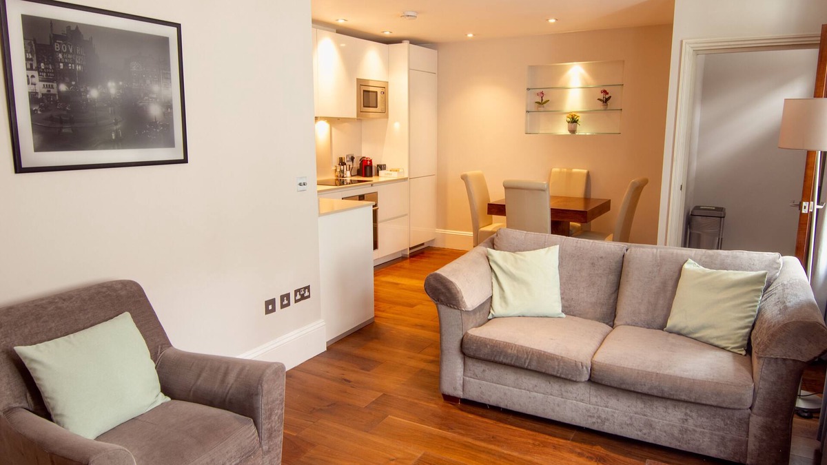 St. Pancras Apartment | Modern apartment with sofa bed, patio and private entrance