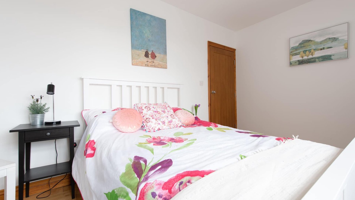 Wood Green Apartment | Modern Apartment "Woodleigh" Sleeps 4