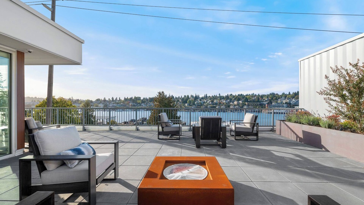 Eastlake Apartment | Modern Apartments w/Rooftop Lounge by Lake Union