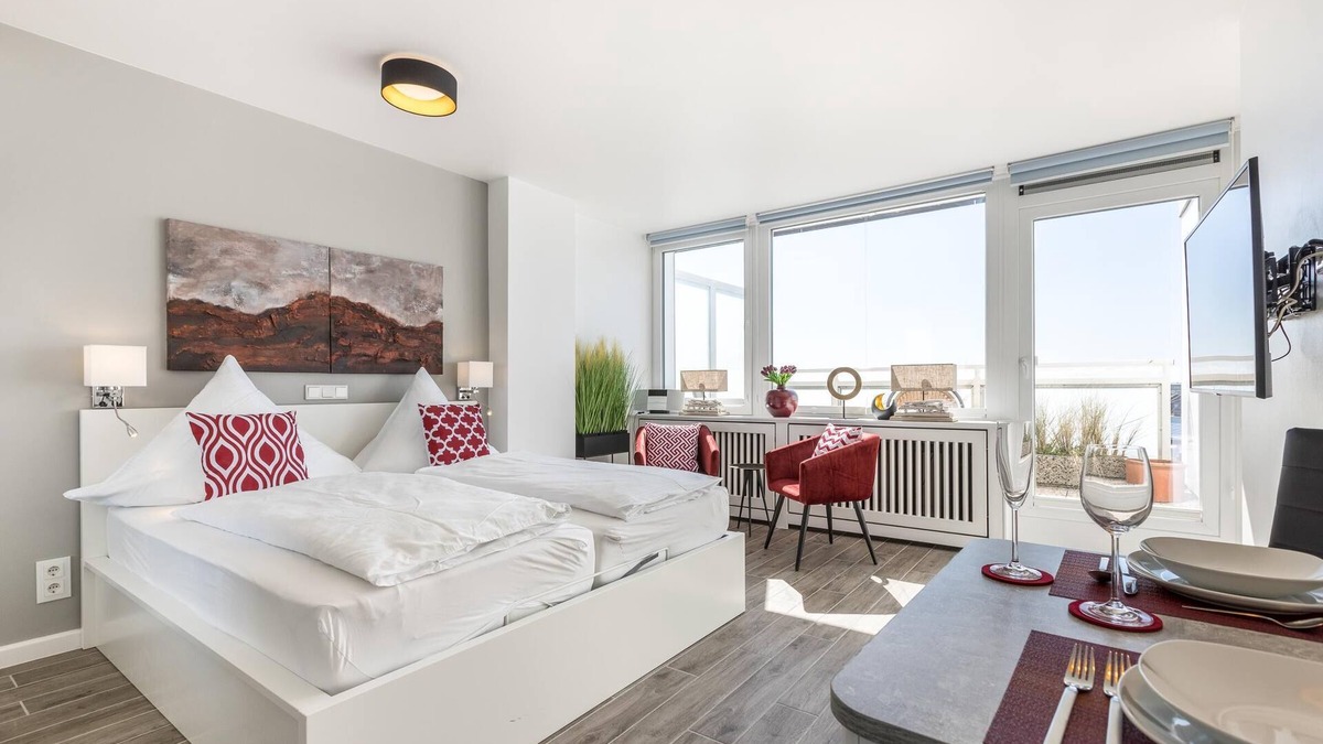 Westerland Apartment | Modern app. with sea view, balcony, parking space, WLAN. Pets allowed.
