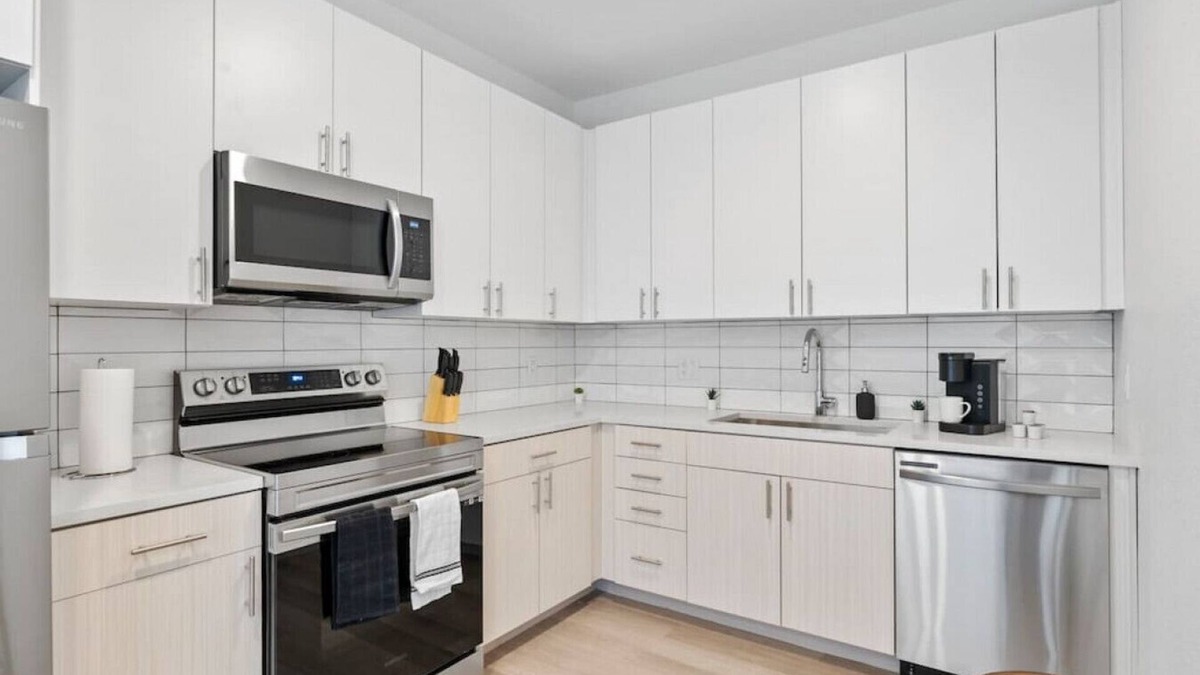 Aurora Apartment | Modern Apt w/Gym and Workspace