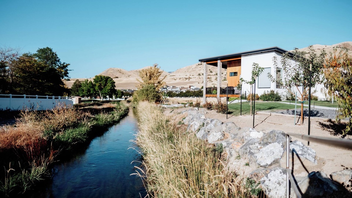 Smithfield House | Modern Apt w/Private Entry & Patio - Mtn Views