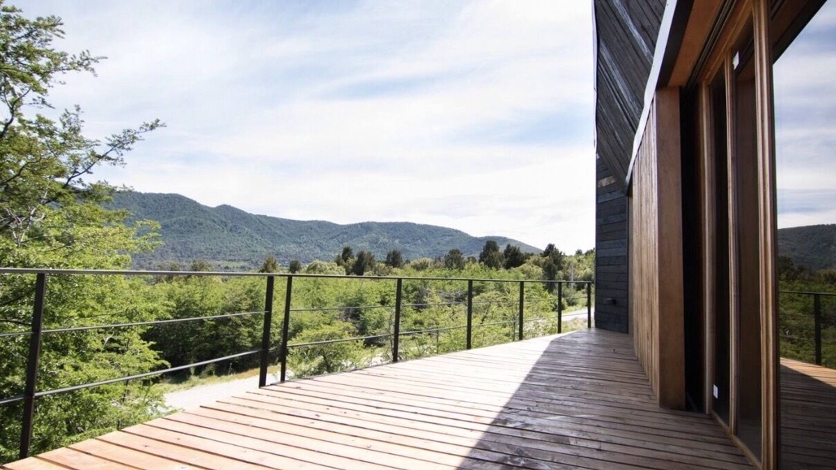 Villa Arelauquen Apartment | Modern House w/Great Views of the Lake and the Hill