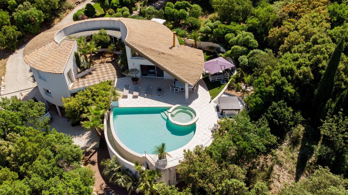 Vailhauques Villa | Modern architect Villa, with swimming pool, very nice and wooded garden and view