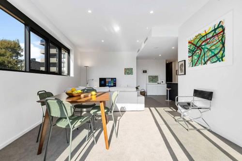 Lyneham House | Modern art and Private Entrance & Plenty Free Parking
