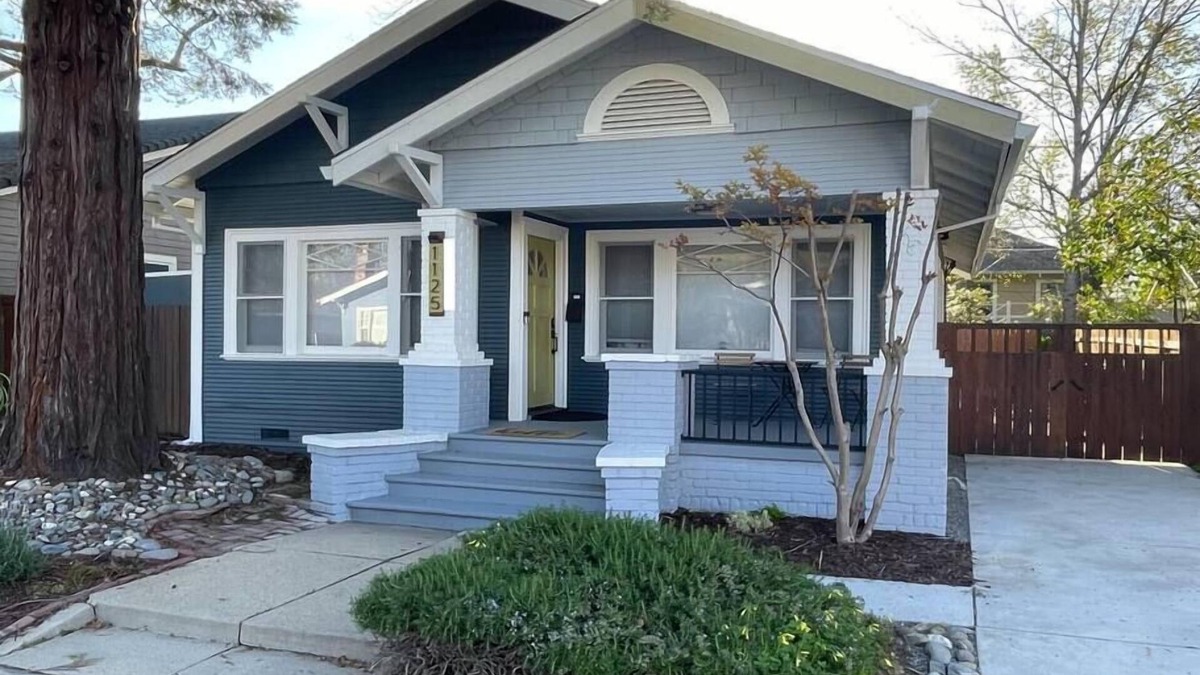 Central Sacramento House | Modern, Artsy, 2 BD, 1B Bungalow