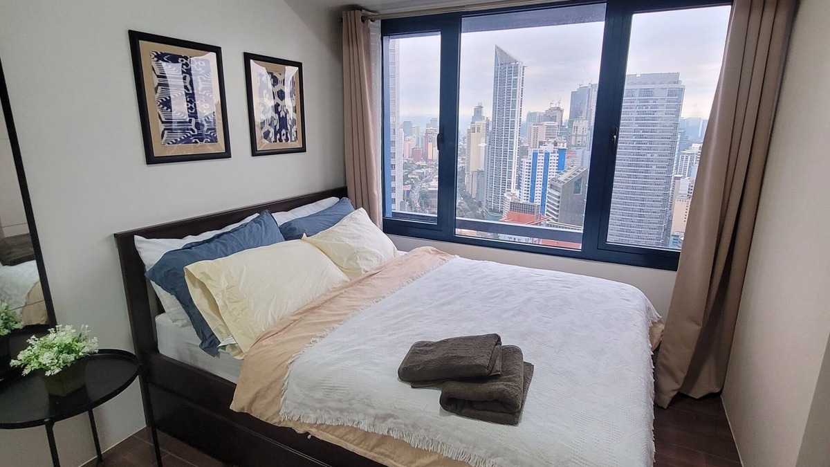 Legazpi Village Condo | Modern Asian themed Condo w/View Near Airport & Sky Way - 1