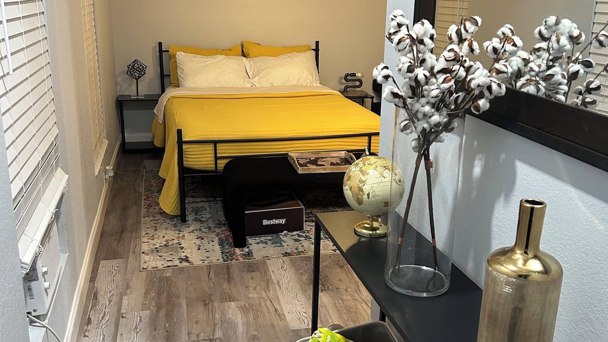 Pine Hills Apartment | -Modern attached en-suite -shared pool -Orlando