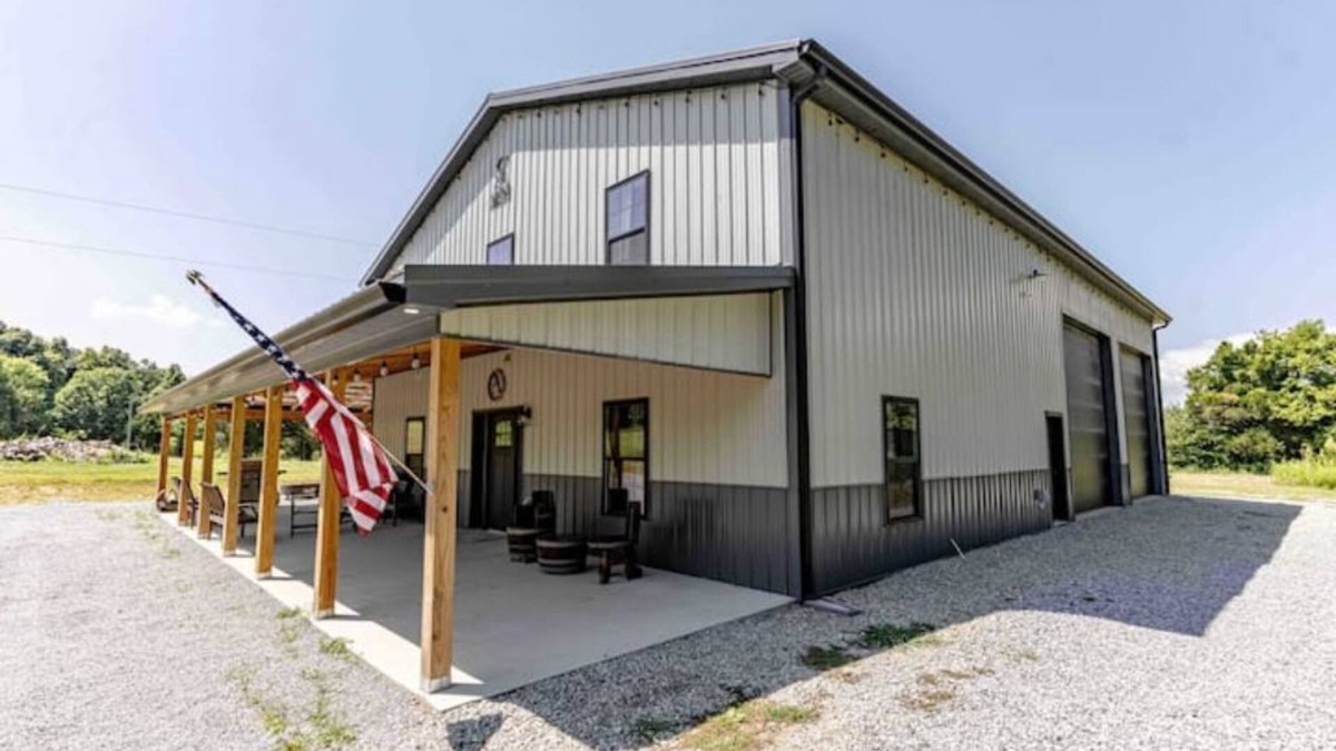 Bonnieville House | Modern Barndomanium on beautiful farm! 4 R -2.5 B