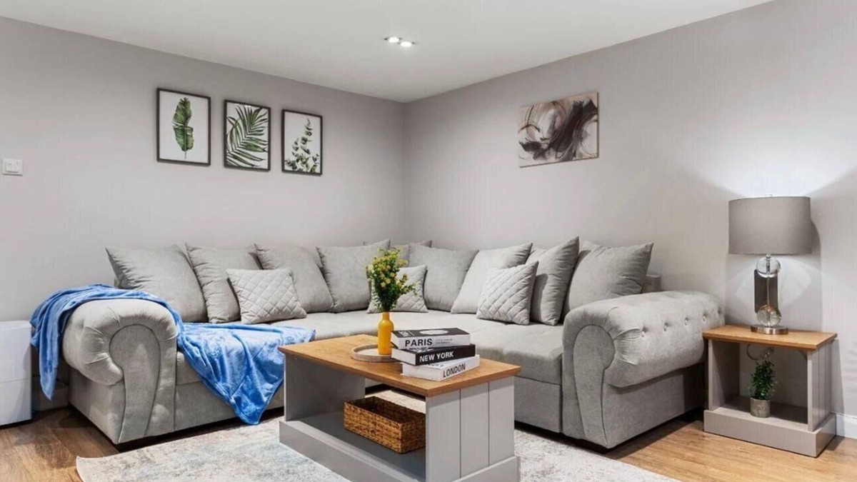 Shaftesbury Apartment | Modern Battersea Apartment - Sleeps 6 & Mini Bar