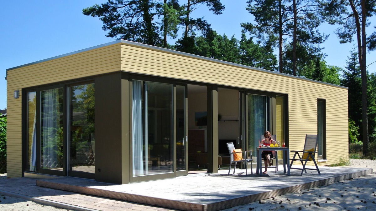 Sassenburg House | Modern beach bungalow with direct lake view