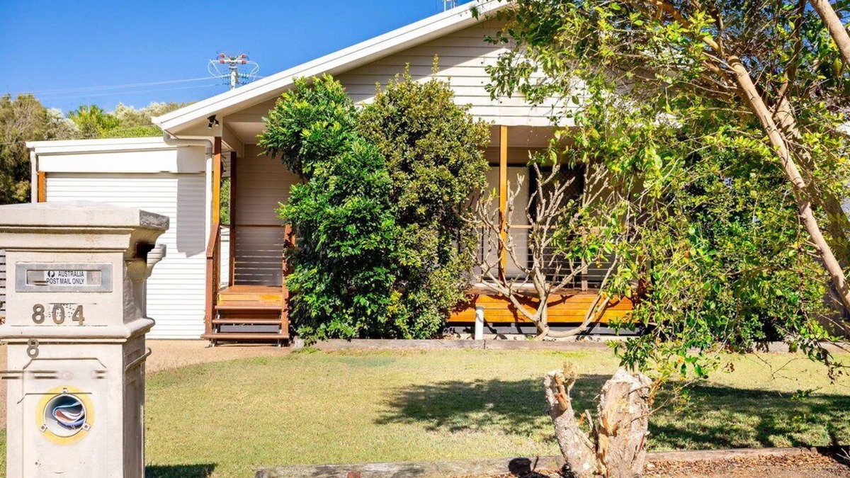 Kinka Beach House | Modern Beach House in A Quiet Location
