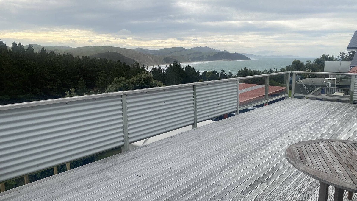 Castlepoint House | Modern Beach house sleeps up to 8