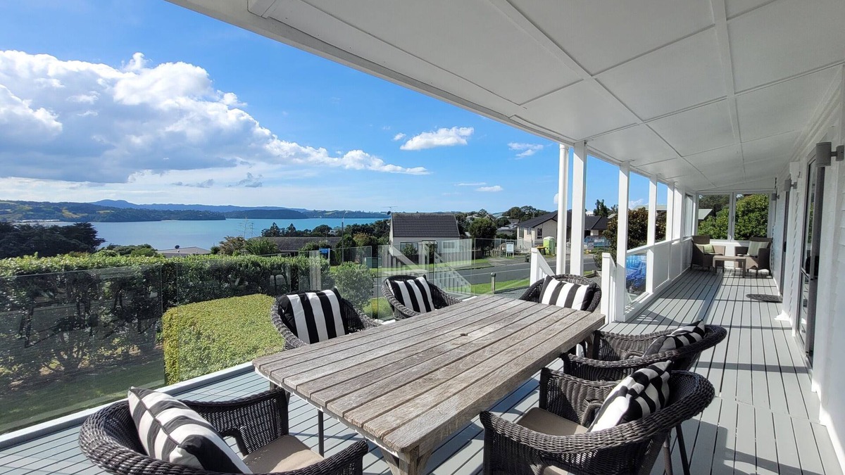 Snells Beach House | Modern Beach House w/ Gorgeous Sea View