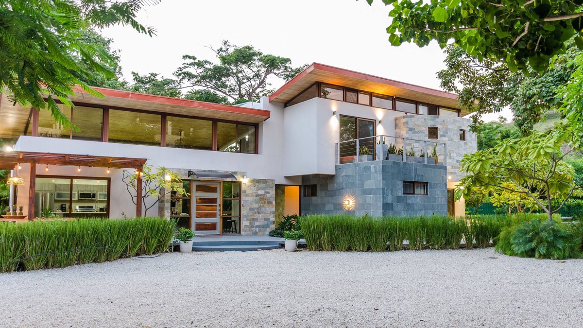 Coco Villa | Modern beach Villa - Property can accommodate up to 16 pp - close to the beach