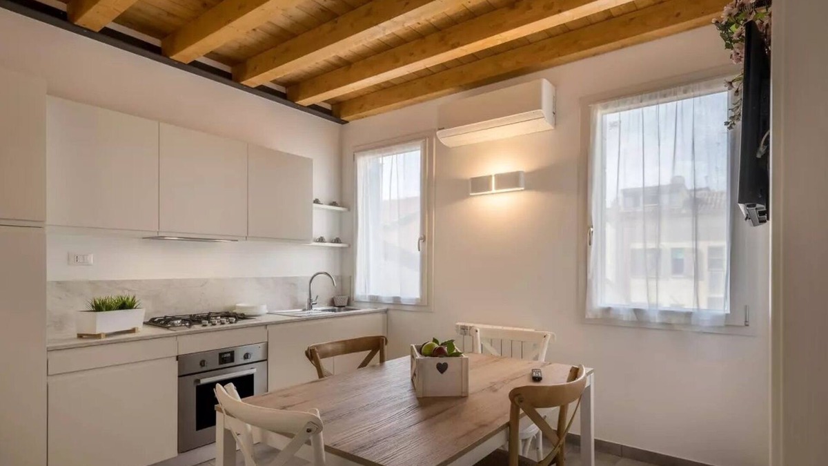 Chioggia Apartment | Modern beachfront apartment with parking