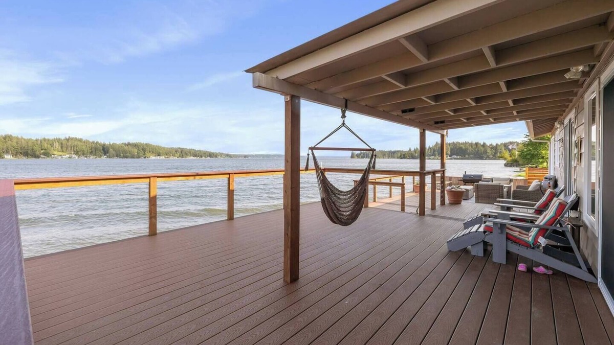 Allyn Cabin | Modern Beachfront Cabin with Hot Tub and Kayaks