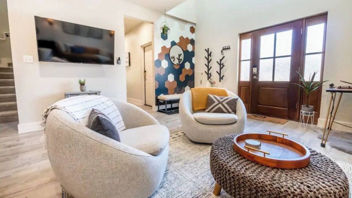 Boerne House | Modern Boerne Rental. 2 Master Suites + 2 Remote Workstations. Near Main Street!