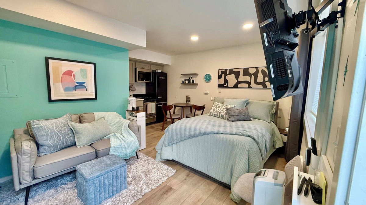 Sellwood-Moreland Apartment | Modern-Boho Studio with Private Zen Patio – Sellwood, Portland
