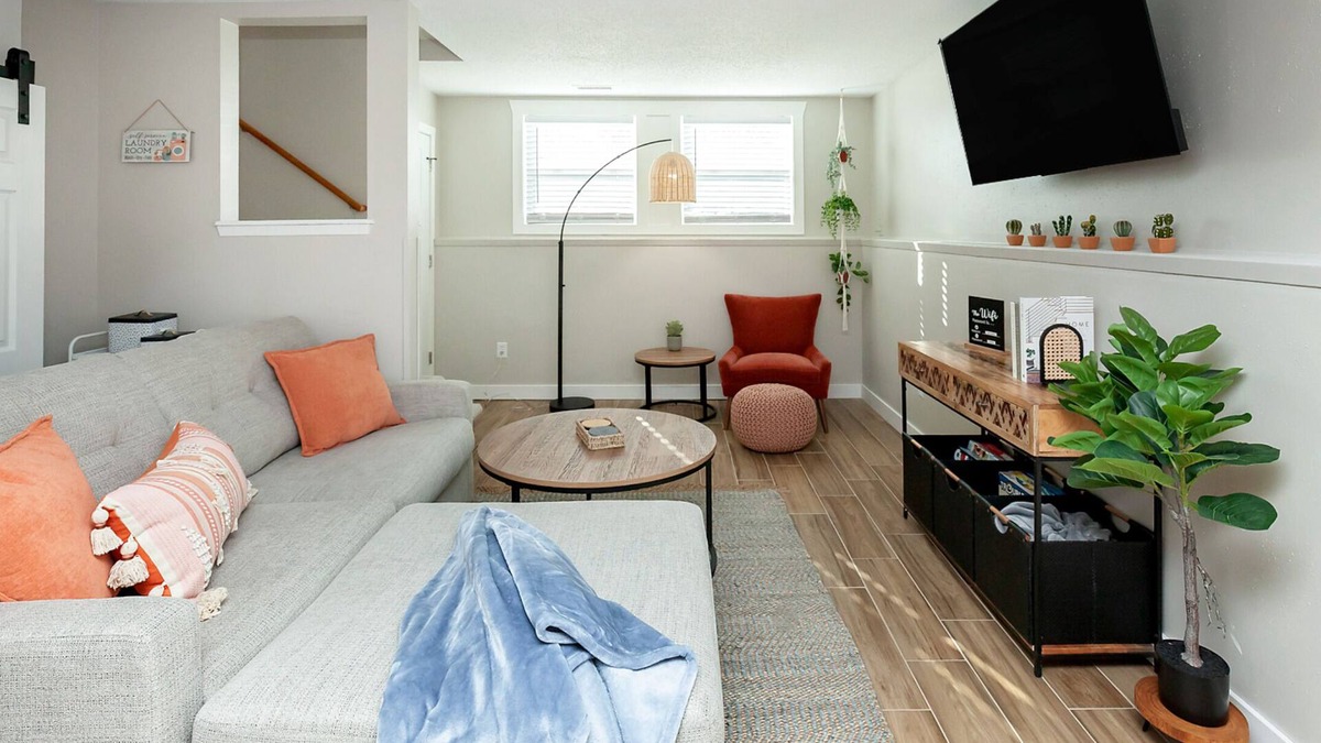 Des Moines House | Modern Boho Townhome w/Hidden Reading Nook Near Downtown Des Moines!