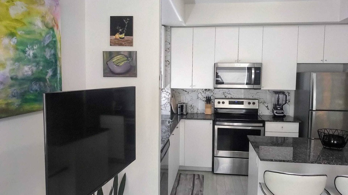 Woodbridge House | Modern Boutique Townhome Vaughan, Woodbridge 15 minutes to Airport & Attractions