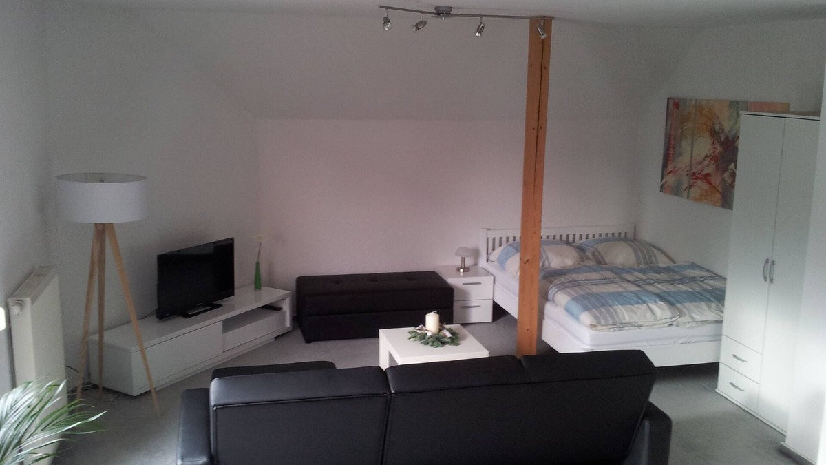 Kornhochheim Apartment | Modern, bright apartment with a view of the Wachsenburg on the Erfurter Kreuz/A4!