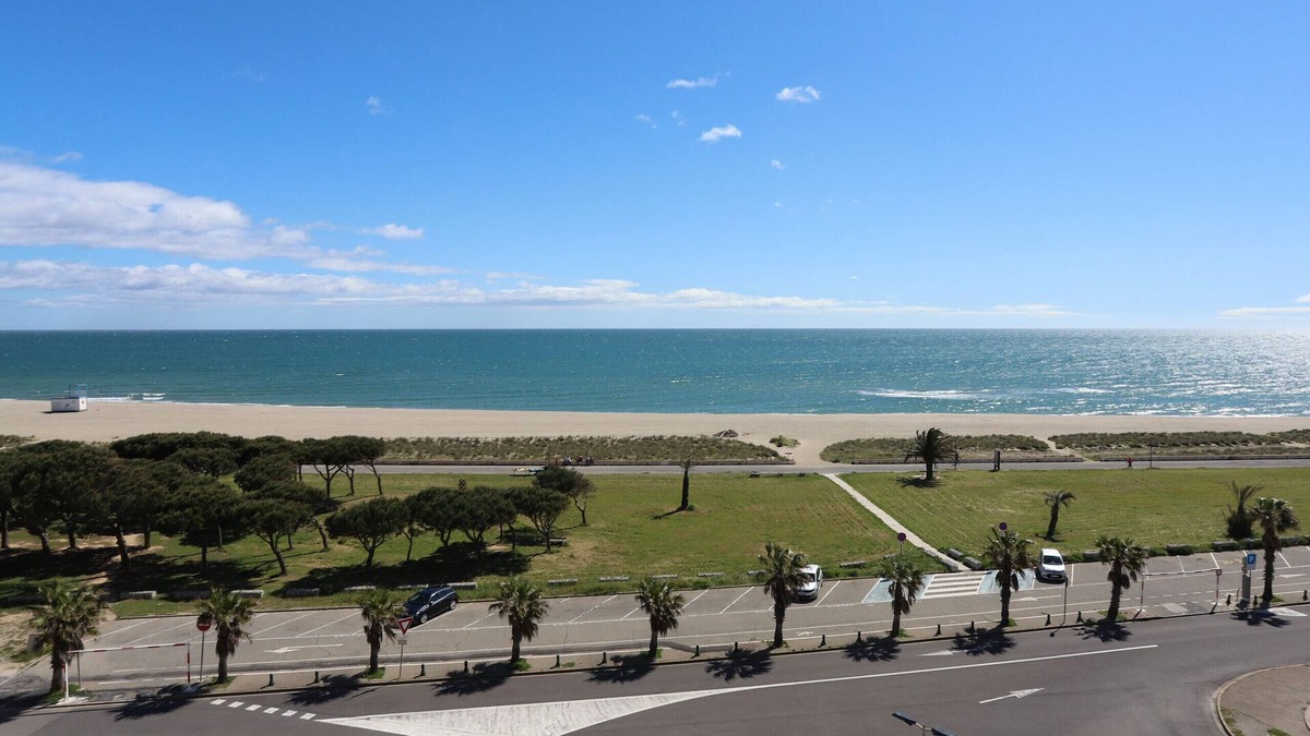 Saint-Cyprien Plage Apartment | Modern, bright apartment facing the sea, TOP à St Cyprien