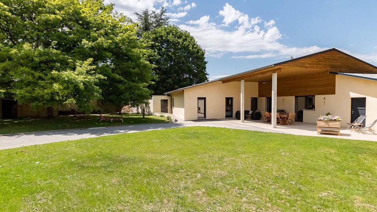 Gy Cottage | Modern, bright lodging in Gy with spacious living area, garden, and children's games