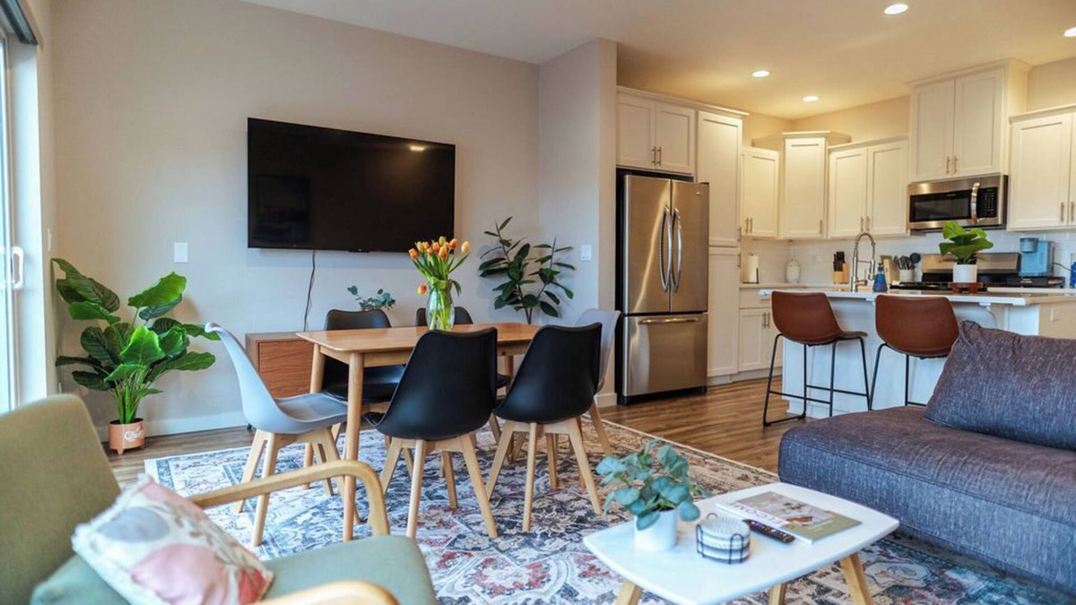 South Gateway House | Modern + Bright South Salem Townhouse with King Bed + Game Room