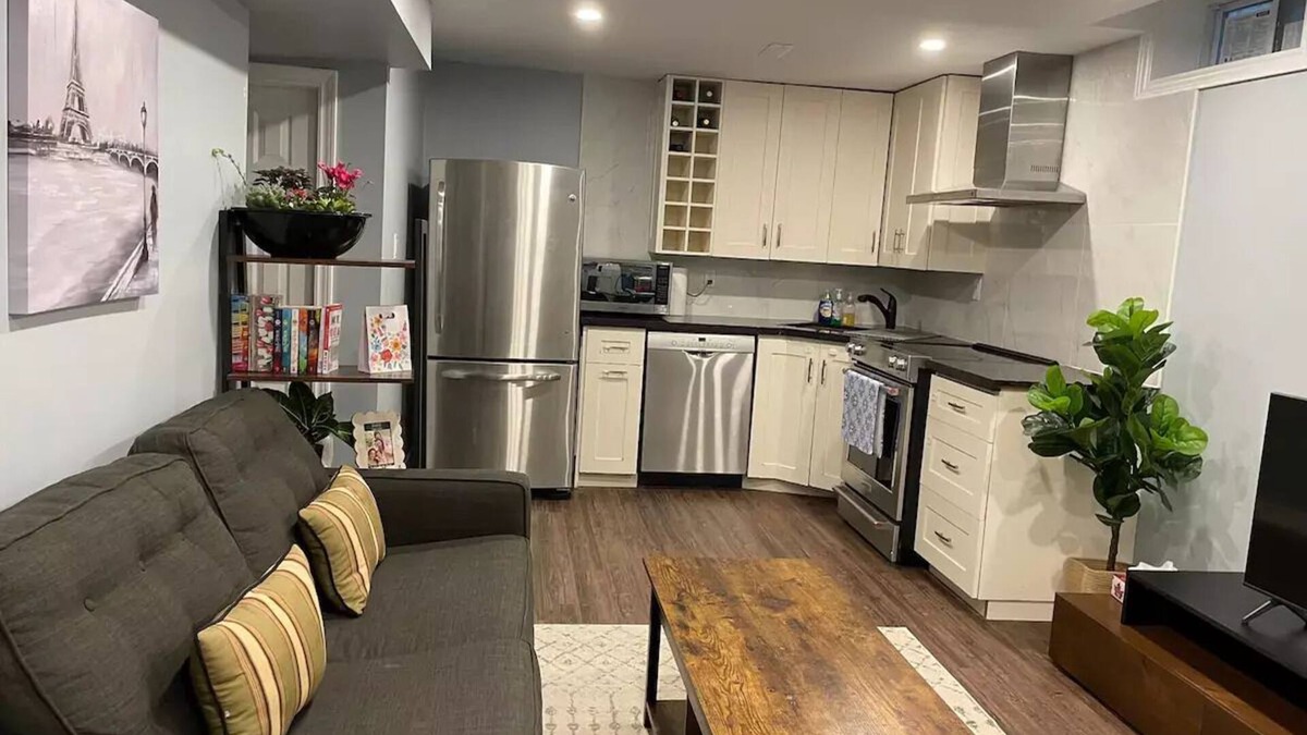 Mississauga Apartment | Modern bsmt apmt | King & sofa bed | Free parkingn