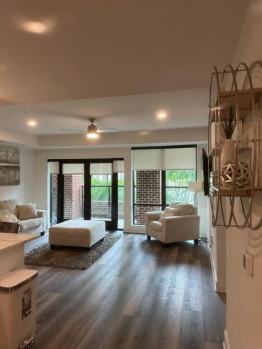 South Tuxedo Park Apartment | Modern Buckhead Escape Huge 1BR AND Den & Pool Views