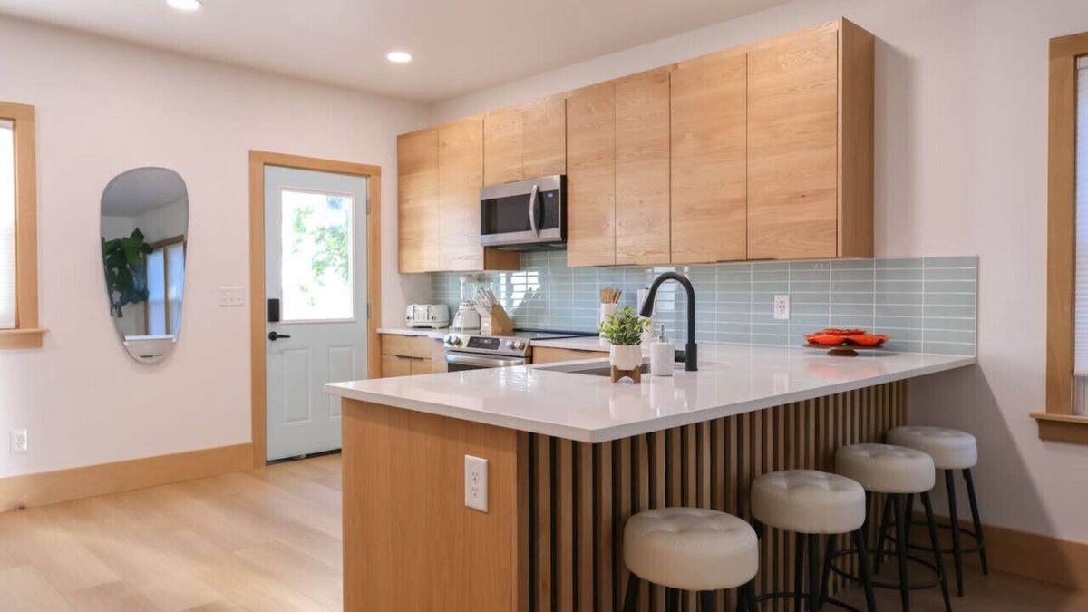 Elkhorn House | Modern bungalow in Old Towne Elkhorn,walk to dining & entertainment or enjoy private fenced yard