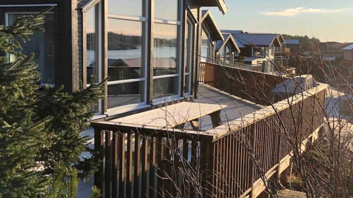 Steinsland Cabin | Modern cabin by the sea with hot tub, sauna and boat rental