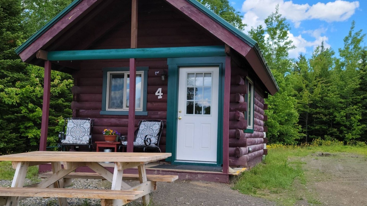 East Corinth Cabin | Modern cabin for snowmobiling and getaway situated in middle Maine.