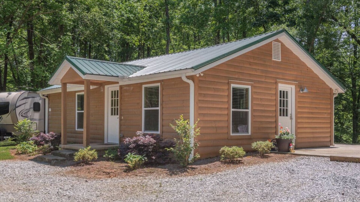Travelers Rest Cabin | Modern Cabin in the Woods with Hot Tub