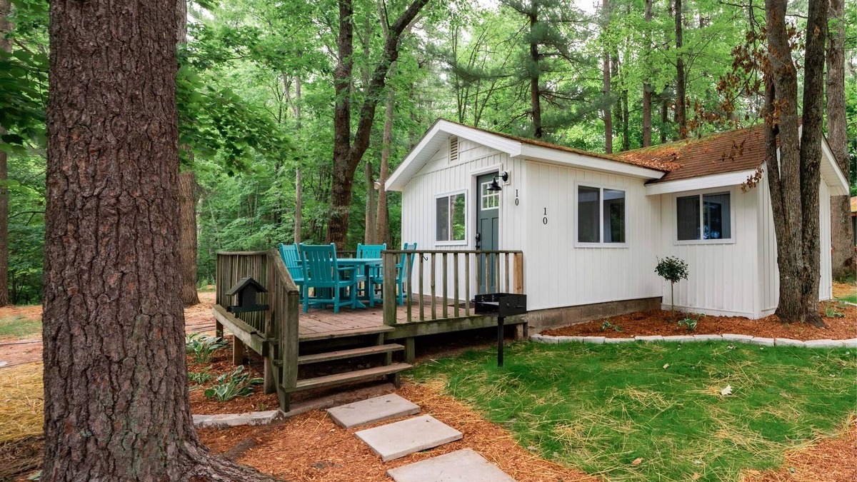 Mayfield Cabin | Modern Cabin on Arbutus Lake w/Pontoon Rentals