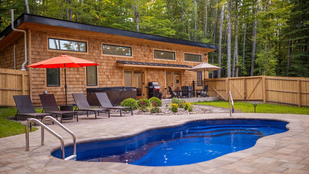 Saugerties House | Modern Cabin Retreat Private Pool & Hot Tub Close to HITS Saugerties 3BR