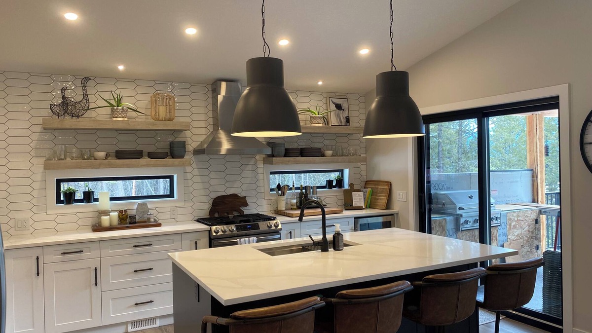 East Kootenay House | Modern Cabin Sleeps 8-12 - "The Gathering Place" Pet Friendly & All Season