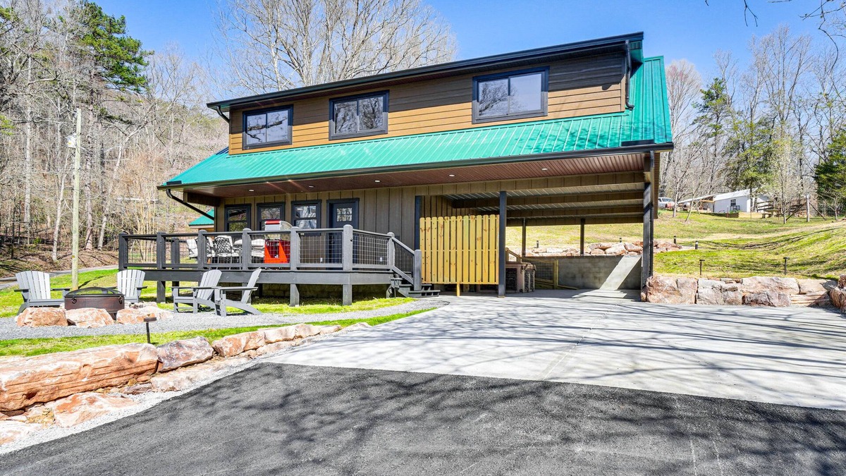 Tallassee Cabin | Modern Cabin w/Hot Tub: Near Tail of the Dragon!