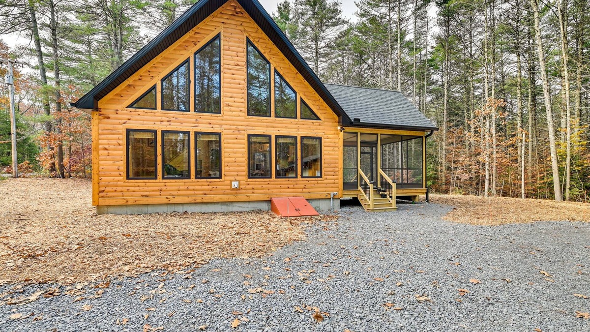 Gloversville Cabin | Modern Cabin w/Hot Tub & Sacandaga Lake Access!