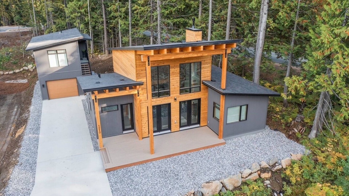 Rossland Ski Chalet | Modern Cabin w/loft walk to ski slopes & trails