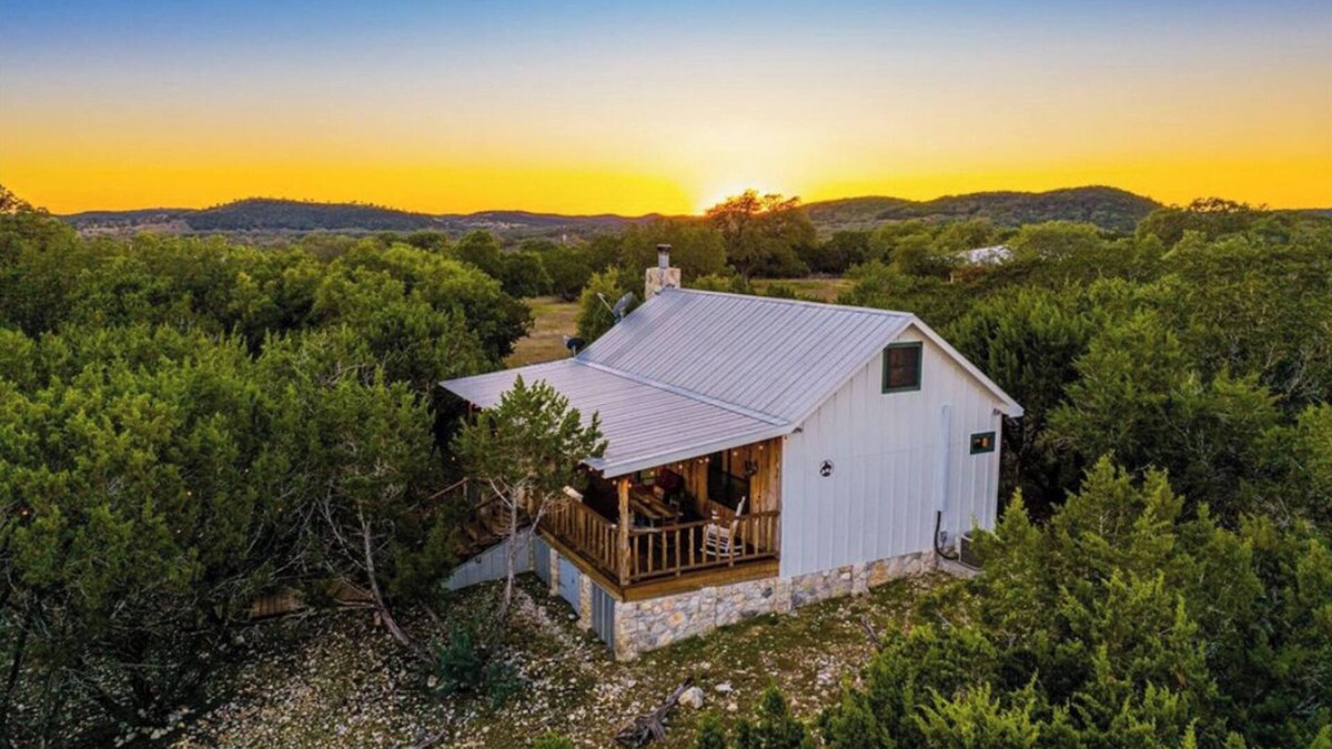 Uvalde Cabin | Modern Cabin with Hill Country Views