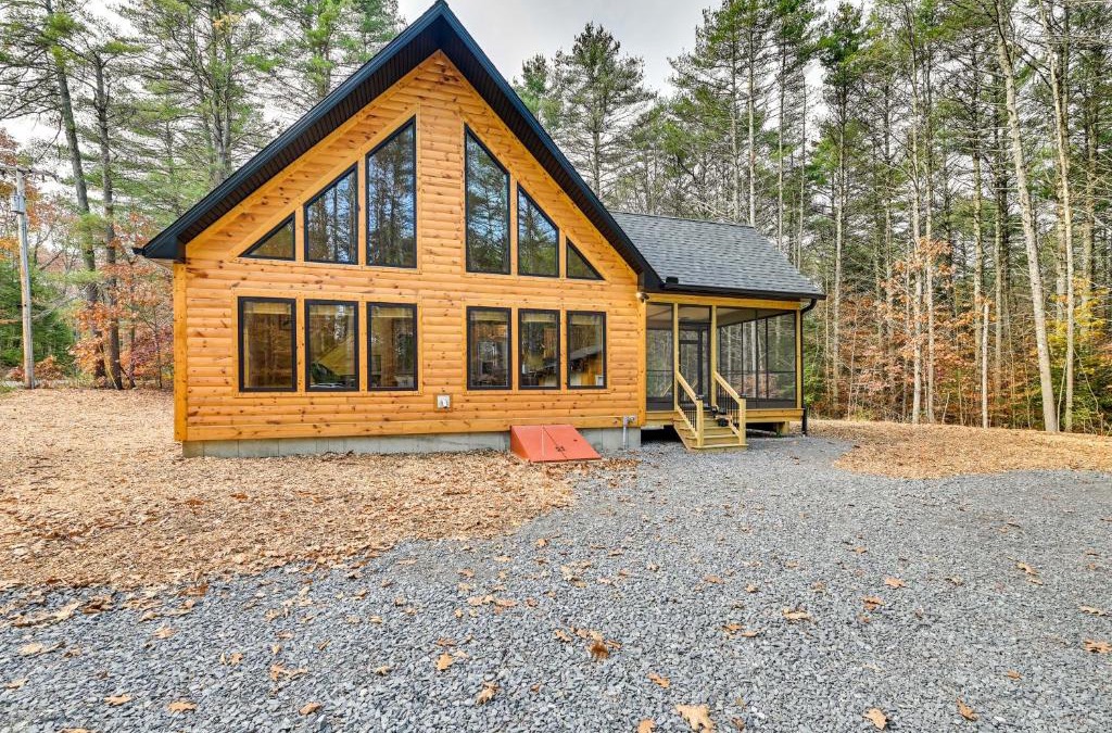 Gloversville House | Modern Cabin with Hot Tub and Sacandaga Lake Access!