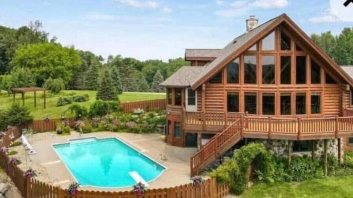 Lodi Cabin | Modern cabin with pool and hot tub!