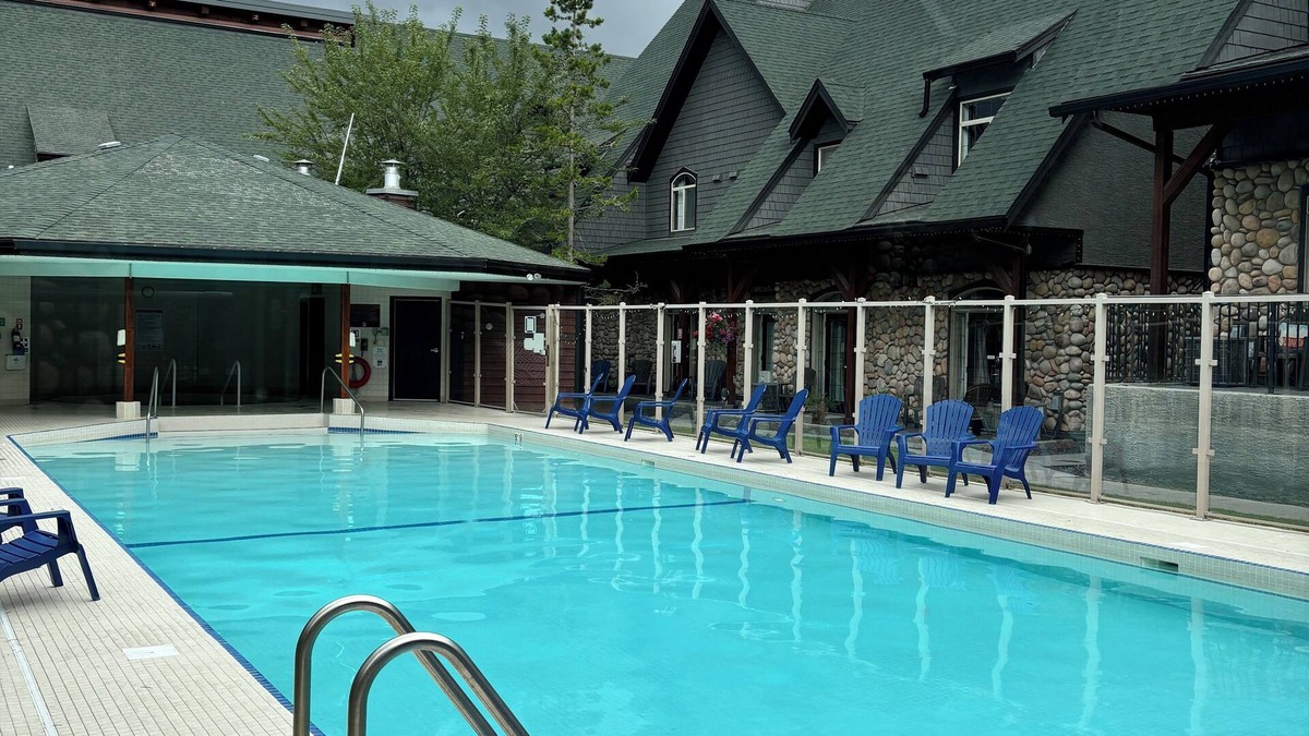 Cougar Creek Ski Chalet | Modern Cabin with Swimming Pool Canmore/Banff