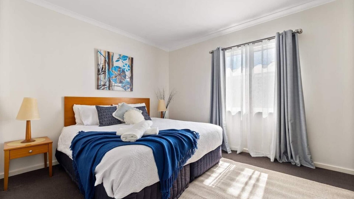 Halls Head Apartment | Modern canal apartment sleeps 2
