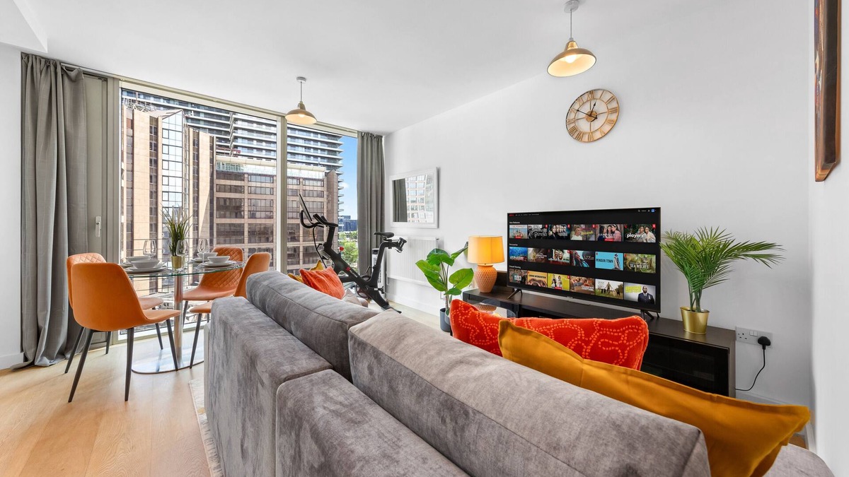 Canary Wharf Apartment | Modern Canary Wharf Apartment with King Size Bed